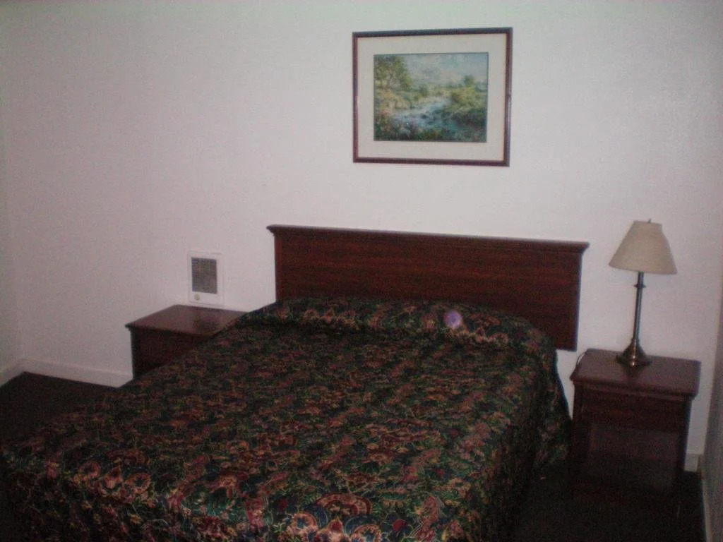 Chalet Motel - Affordable Stay in Central Bend