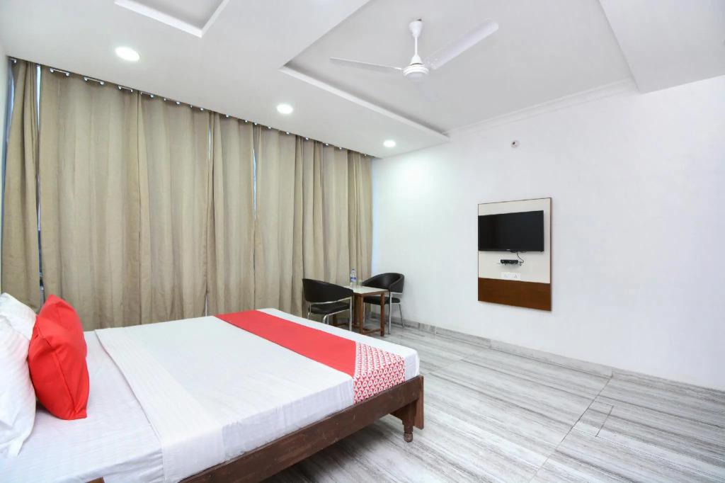 OYO 30349 Hotel Mm Crown