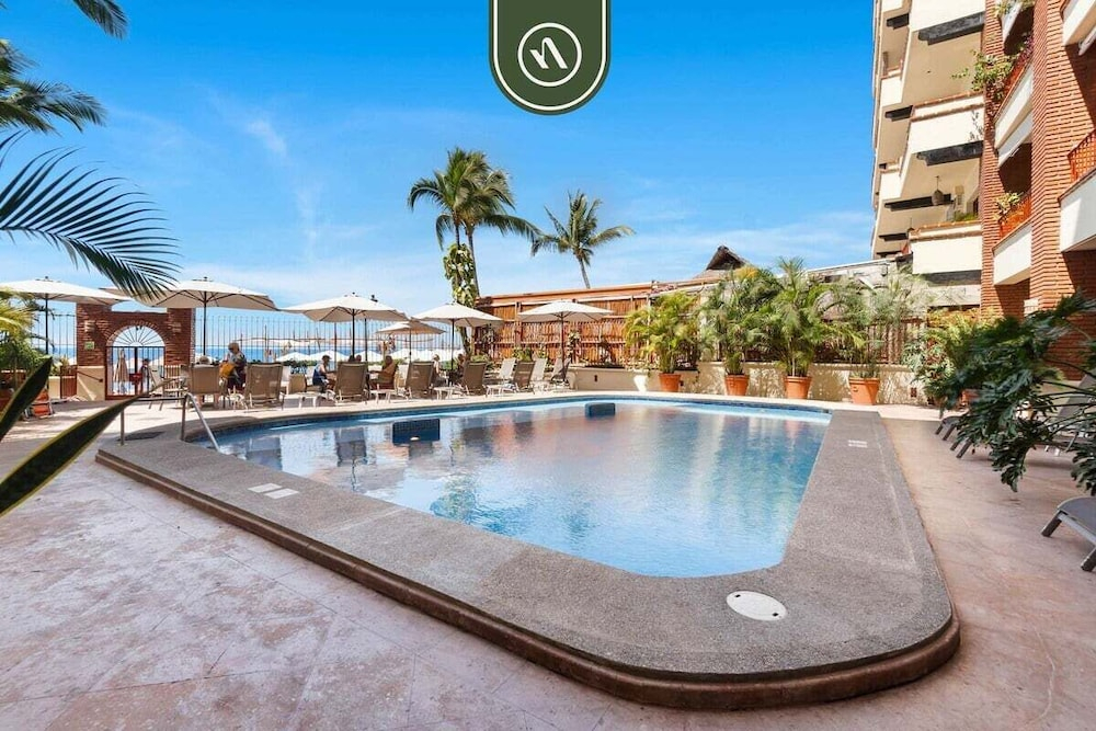 Beachfront Mexican Styled 3 BR Condo in Downtown