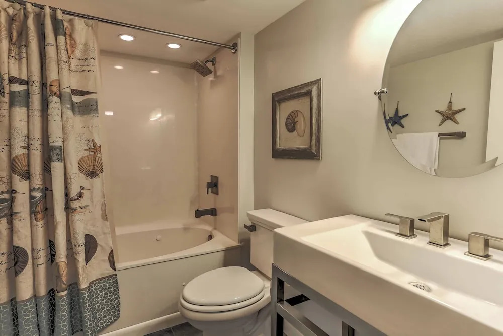 Chic Myrtle Beach Seaside Escape w/ Pool Access!