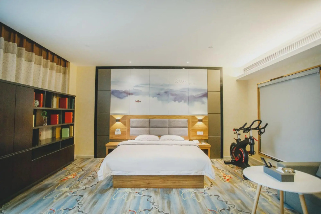 Xinjiang Tianshan Snow Leopard Hotel