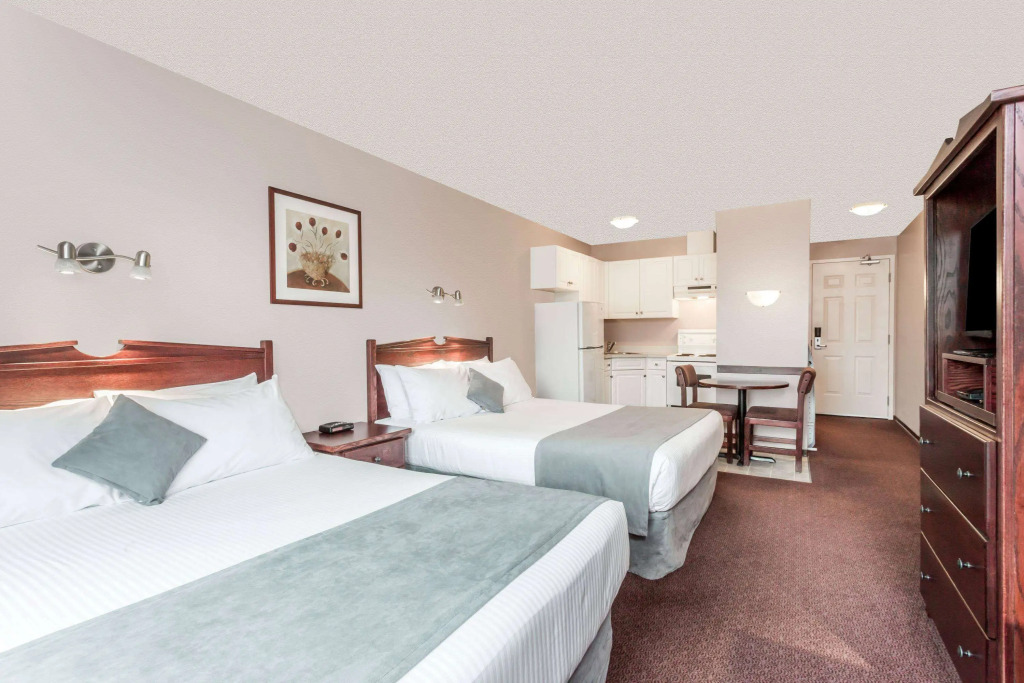 Super 8 by Wyndham Lake Country/Winfield Area Airport North