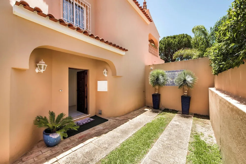 4 Bedrooms Private Pool Close To All Amenities