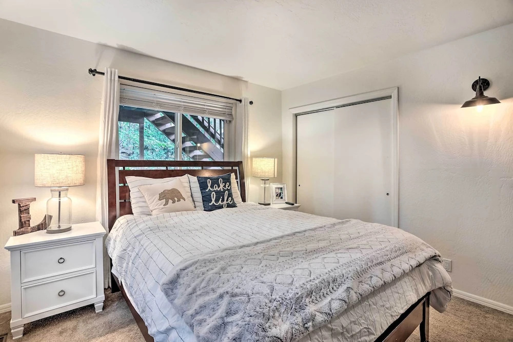 Lovely Lake Arrowhead Cabin w/ Furnished Deck