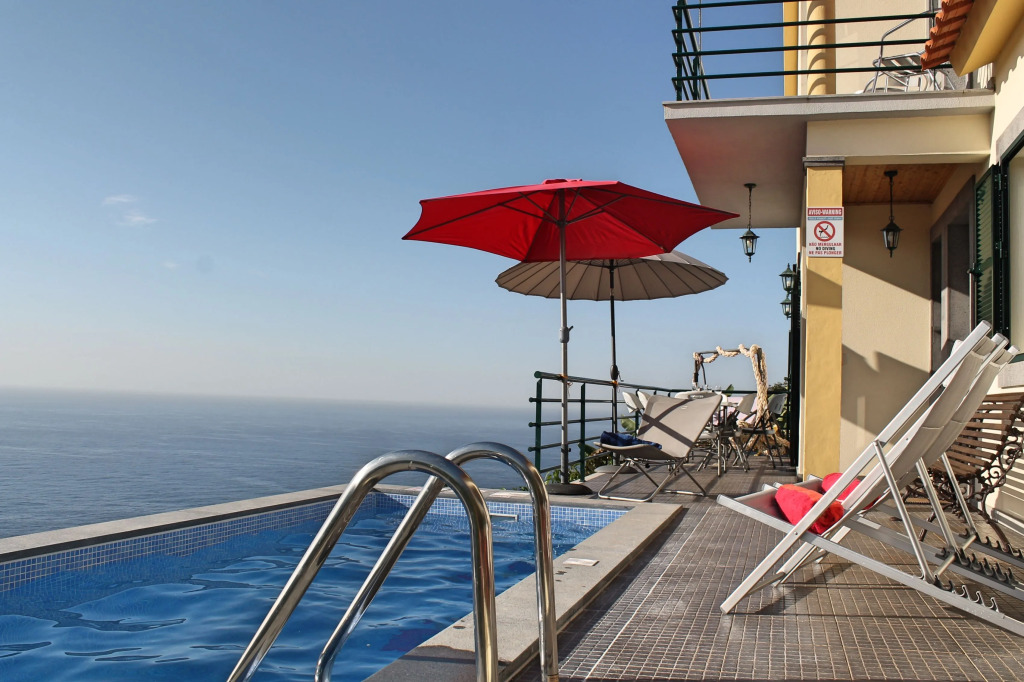 Perched above village with heated pool & ocean views | Casa Jardim Mar