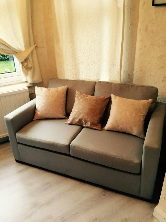 Wimbledon Town Centre Garden Apartment with private parking - Sleeps 5