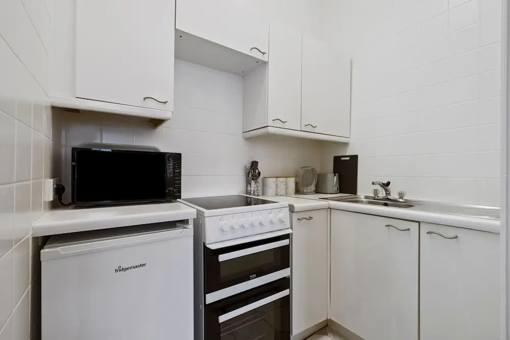 Tenby Studio Apartment - Stroll to Beach and Town