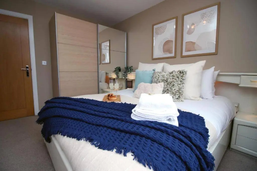 The Observatory by Mia Living 2 bedroom apartment overlooking Swansea Beach with free parking