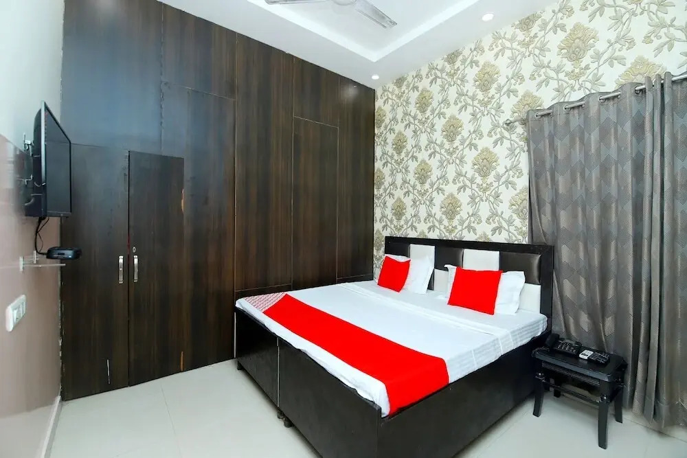 Hotel R2d by OYO Rooms