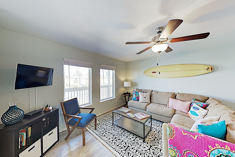 New Listing! Updated : Pool, 1 Block To Beach 2 Bedroom Condo