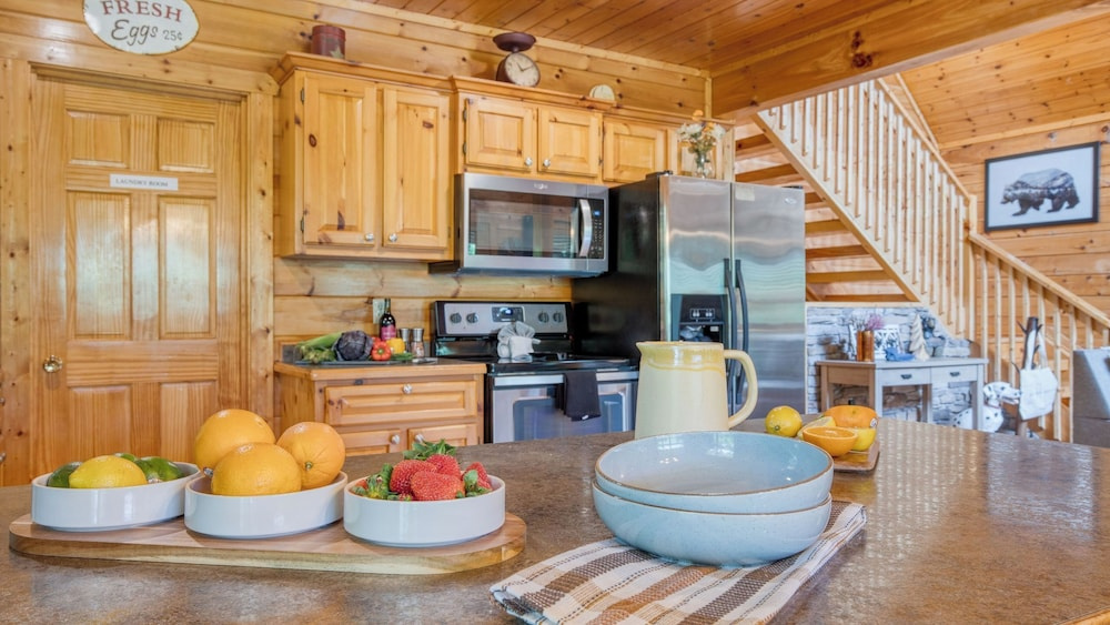 Triple Mountain View by Avantstay: Hot Tub, Game Room & Stunning Smoky Mountain Views