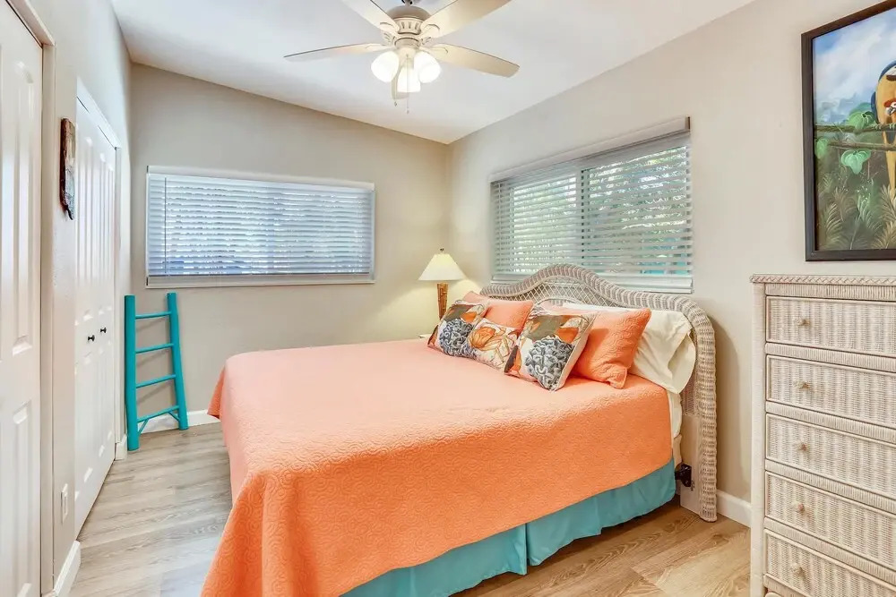 Bay Front Duplex 1br, Fishing Dock - Walk to Beach!