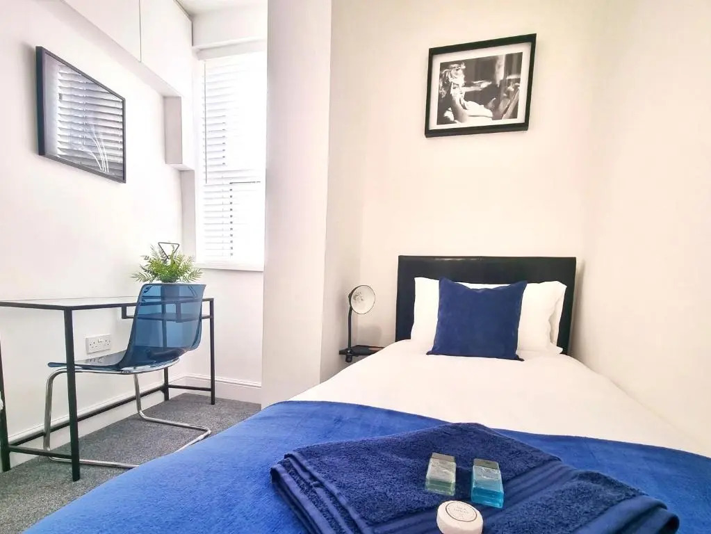 STYLISH 2 Bed APARTMENT WITH PARKING