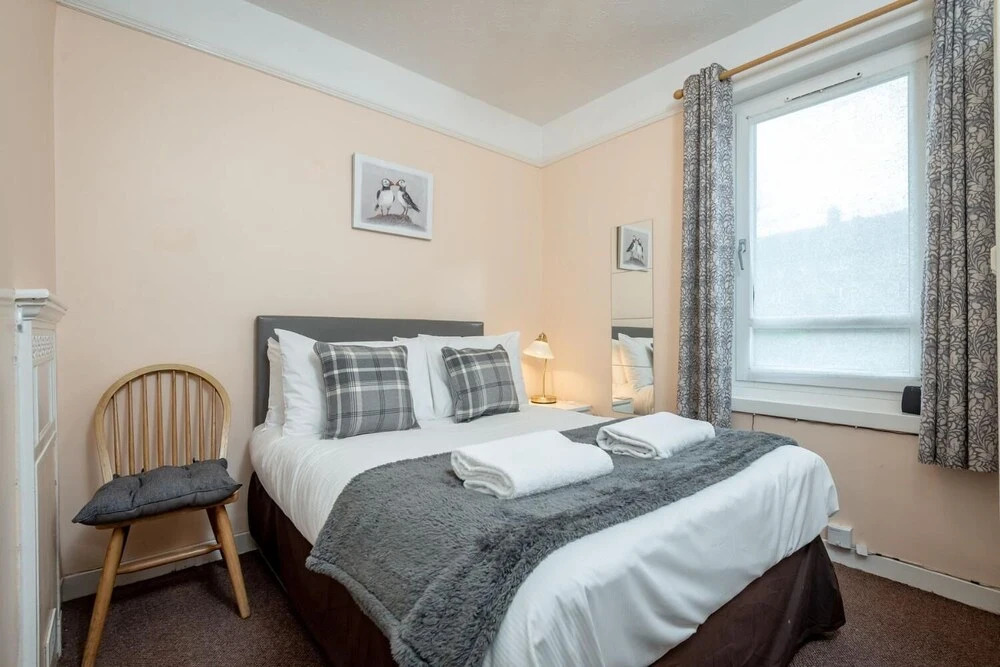 Homely & Central 2 Bed Flat with Parking