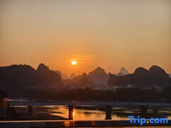 Jianju Zero Distance Li River Homestay (Guilin High-Speed Railway North Station Store)