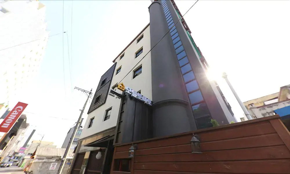 Tomato Hotel