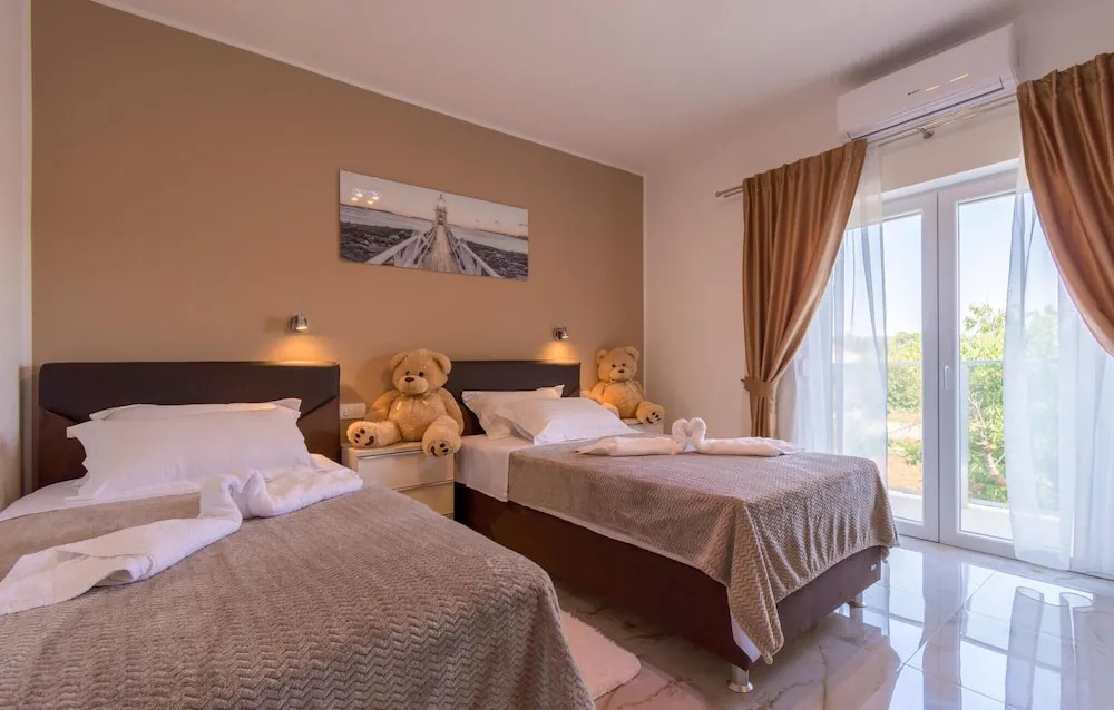 Nice home in Dubrava kod Sibenika w/ Outdoor swimming pool, WiFi and 5 Bedrooms