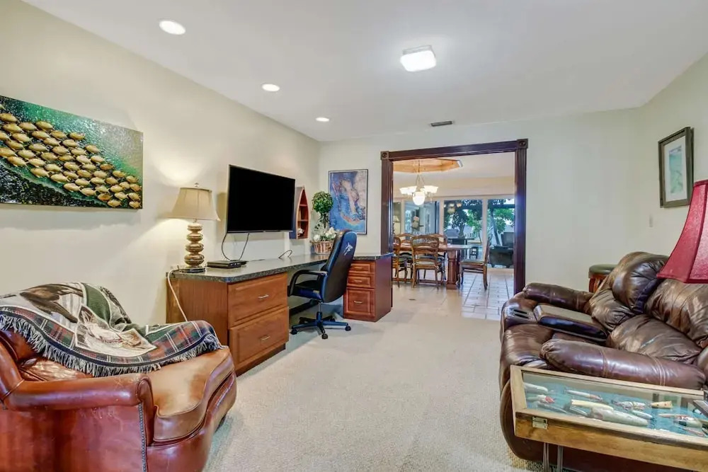 1034 Dolphin Dr