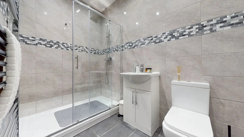 Charming 5-bed House in Romford