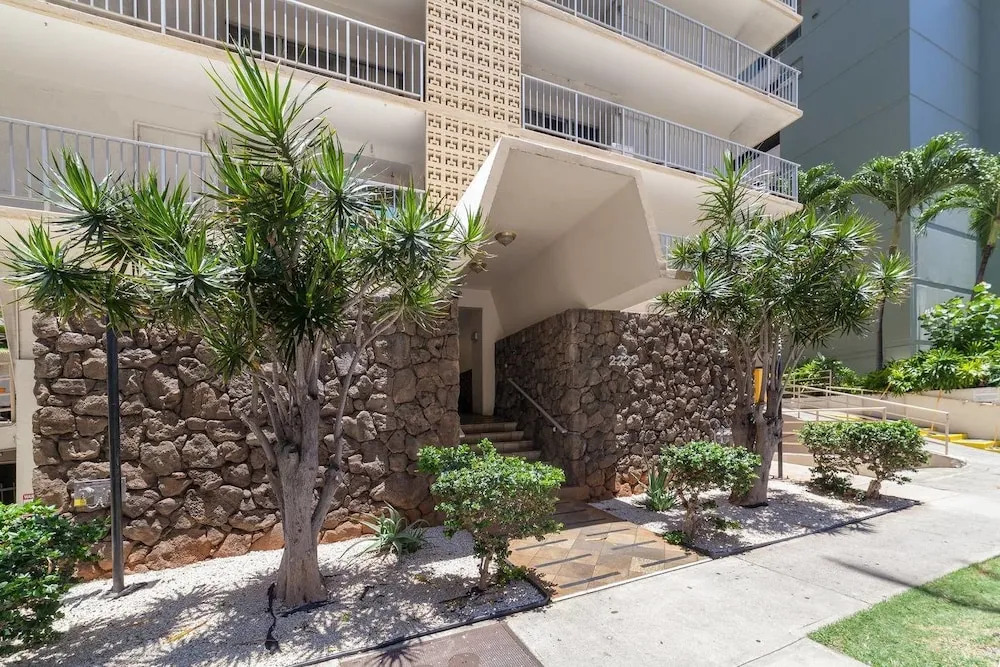 Huge 2br/2ba Mins Away From Waikiki Beach by Domio