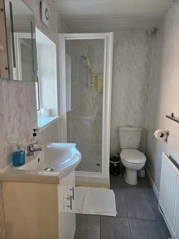 Basement 2 Bed Appartment with EVCharger