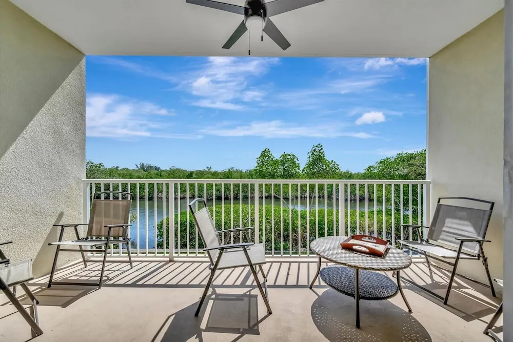 Mangrove View 2BR - Pool Hot Tub Gym Access