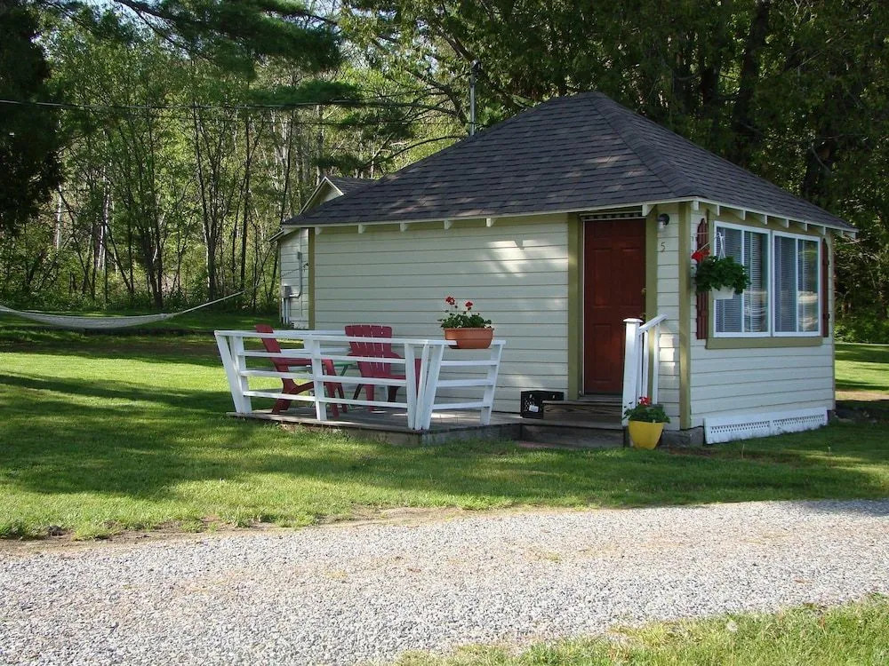 Bay Leaf Cottages & Bistro