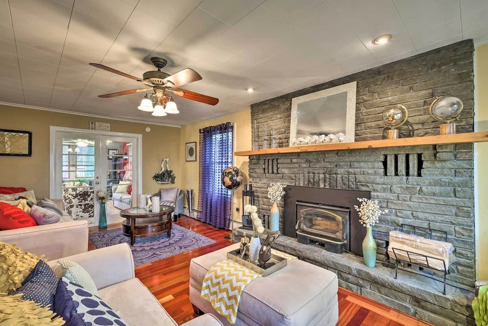 Stylish Suburban Getaway, 10 Miles to Royal Mtn!