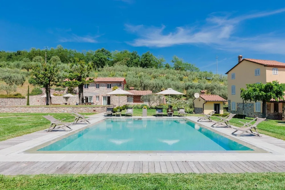 Farmhouse in Lucca with Infinity Pool