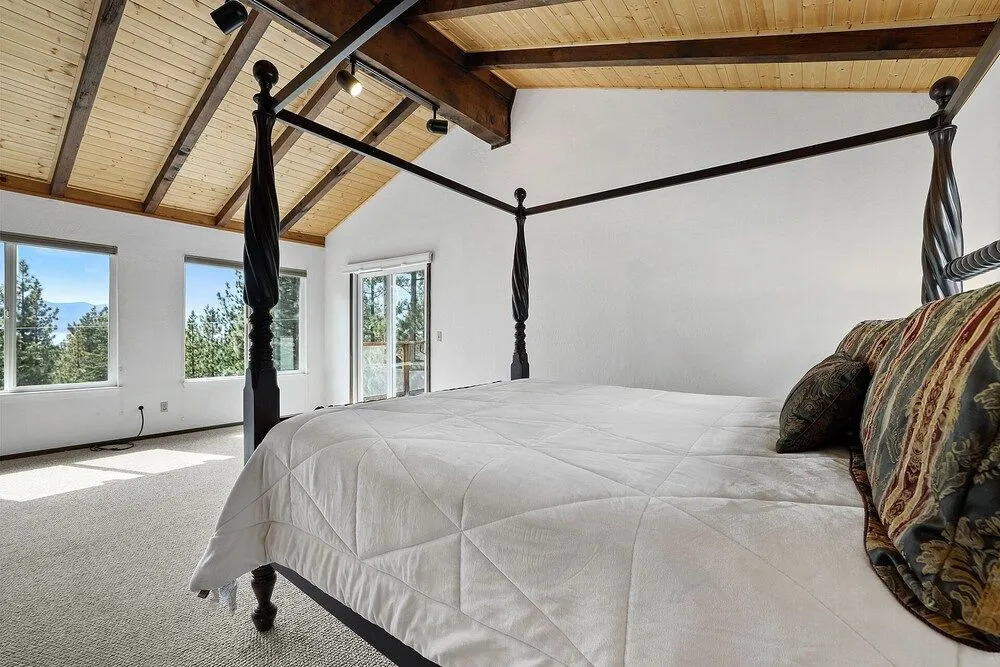Hall Court Manor - Hot Tub, Pet Friendly, Pool Table!
