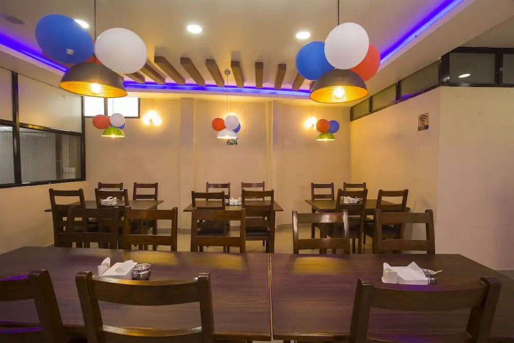 Oyo 146 Somewhere Hotel & Restaurant
