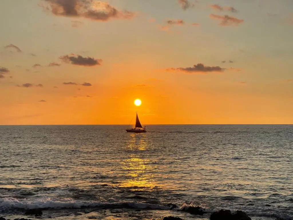 Private Queen bedroom Shared Apartment in Kona near shoreline town