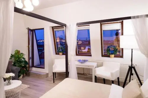 A/C + TERRACE Breakfast at Tiffany’s