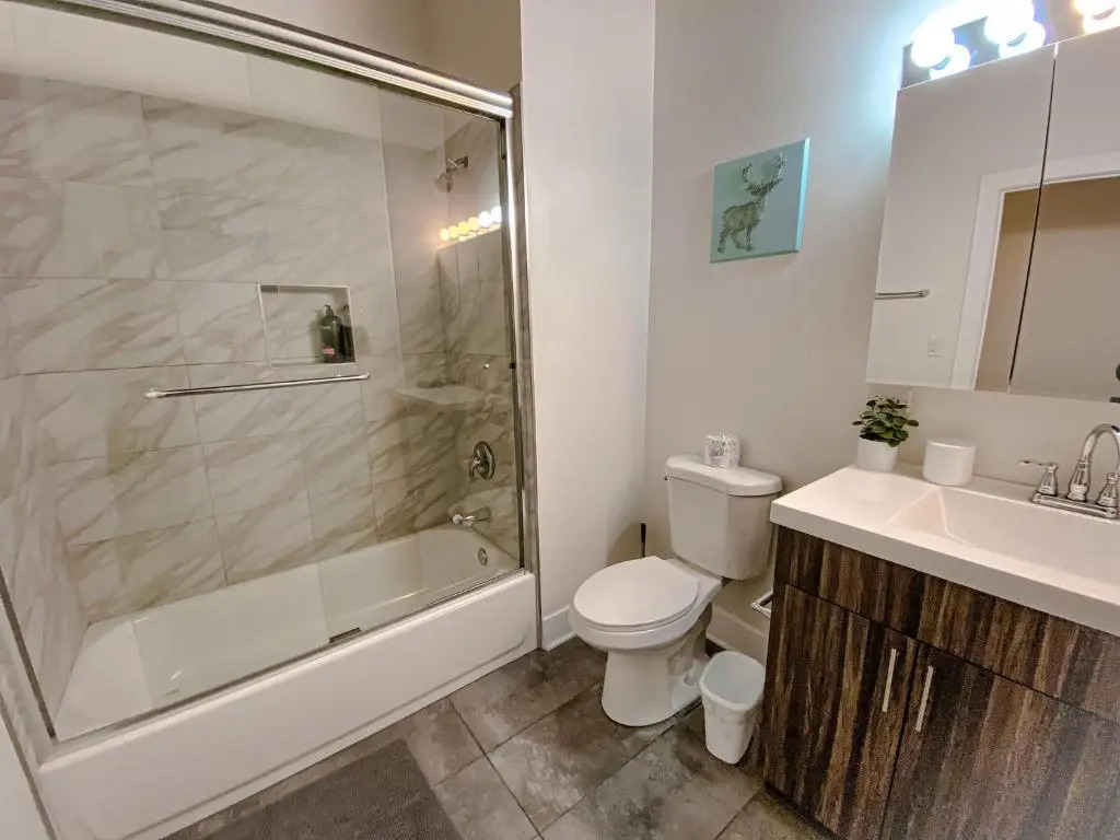 McCormick Place modern loft with an amazing city skyline view and optional parking for 6 guests