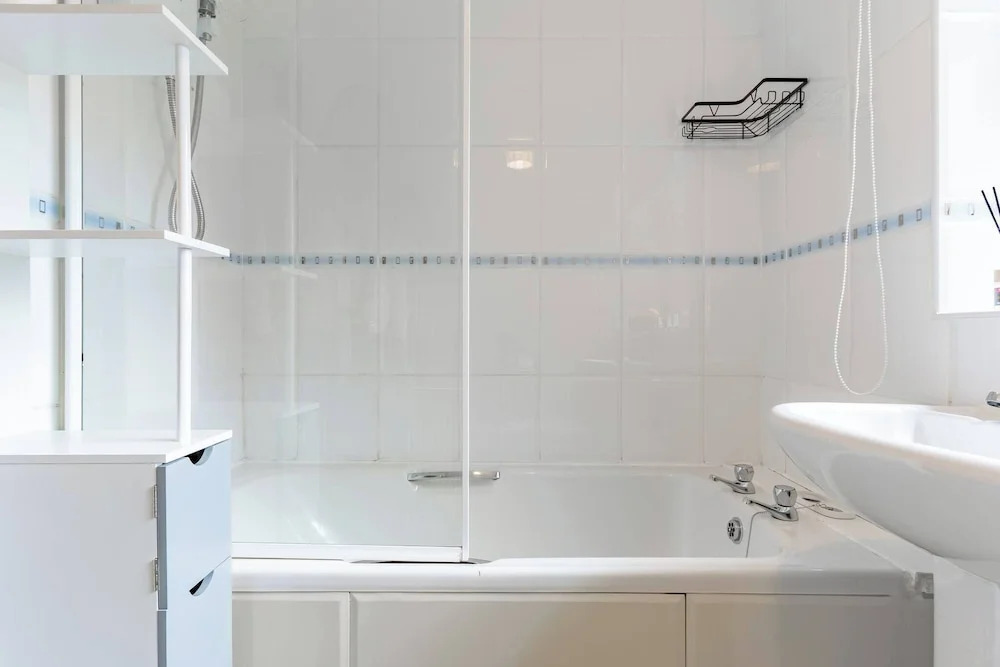 Sleek and Cozy 1BR Resorts World Nearby