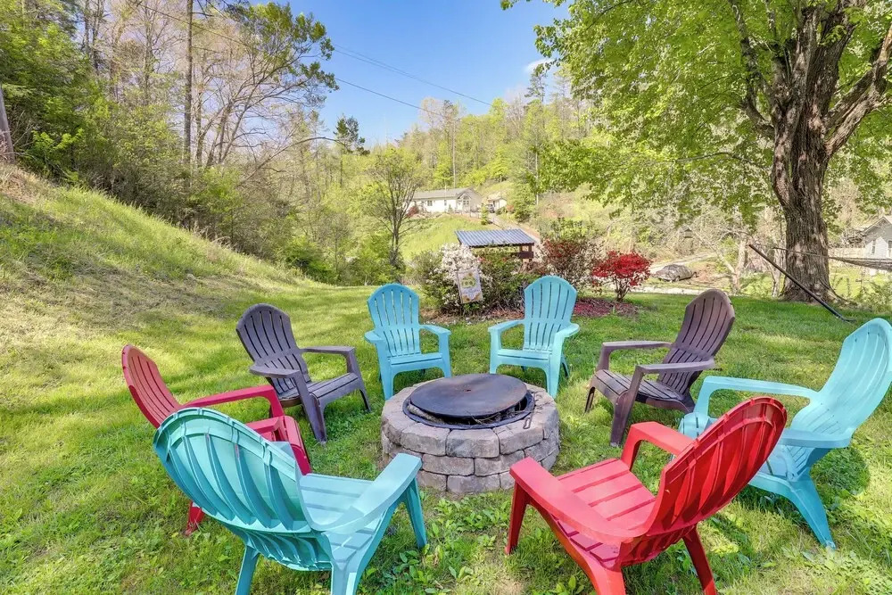 Fire Pit & Game Room: Family Home in Marshall