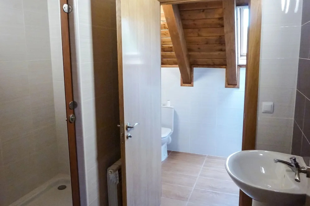 Hostal y Albergue Haizea - Hostel