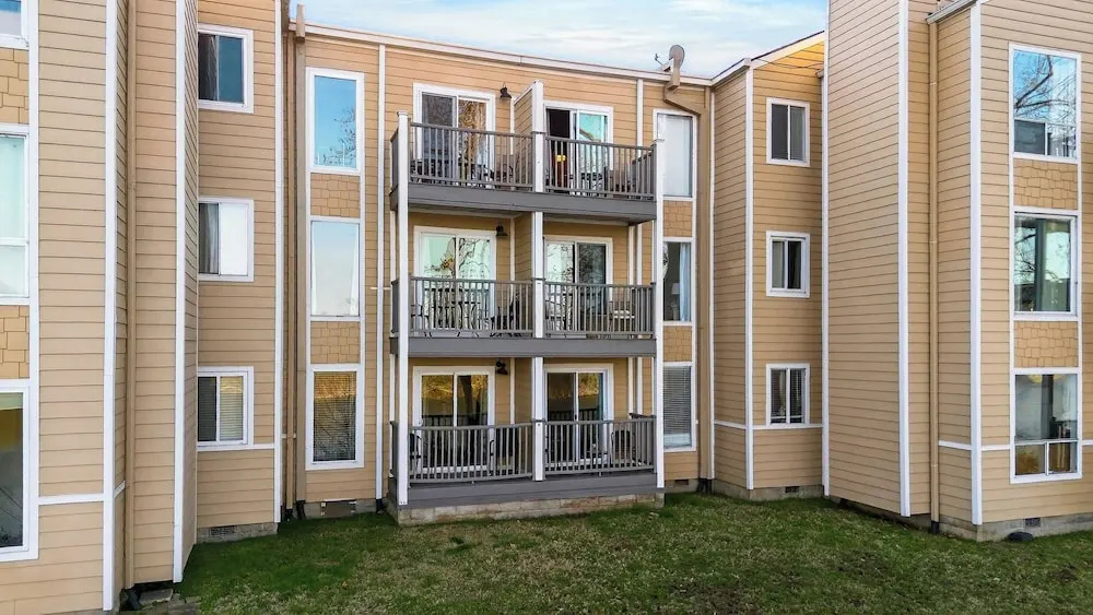 Riverfront Rhythm by Avantstay Shared Pool + Balcony + River Views Walk to Broadway + Germantown