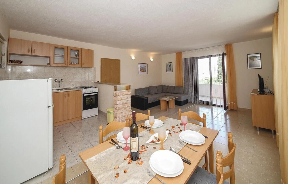 Nice Home in Slatine With Wifi and 5 Bedrooms