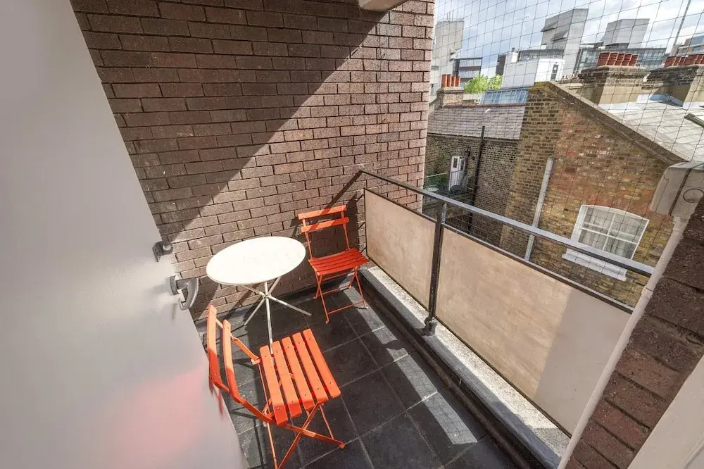 The Snug Spot - Fitzrovia - By Frankie Says