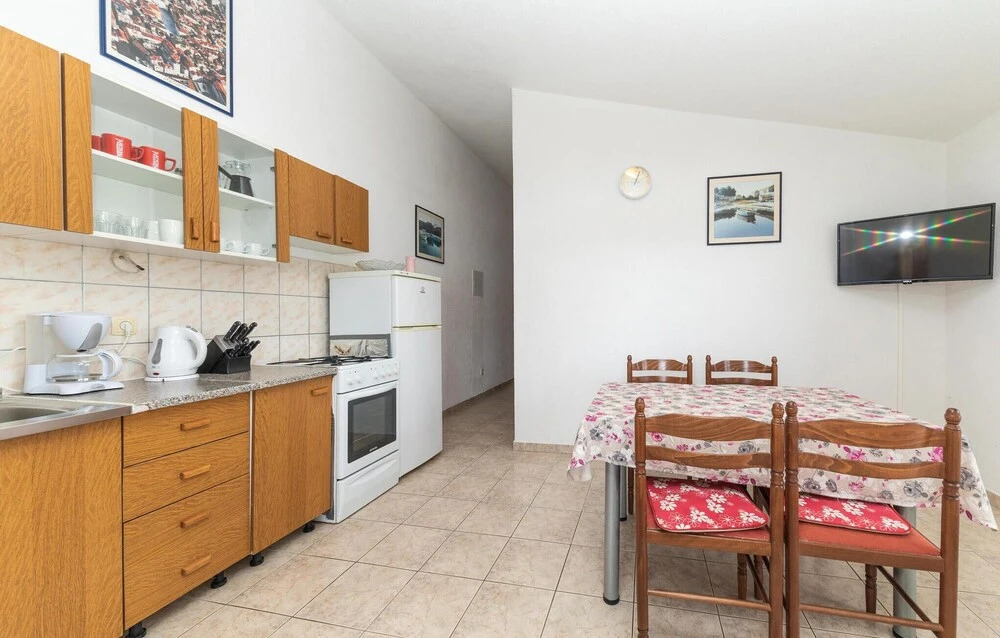 Nice Apartment in Vinisce With 2 Bedrooms and Wifi