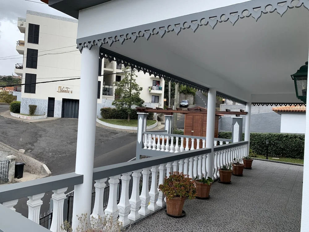Funchal Apt- Sleeps 2 - Pool & Garden - Madeira
