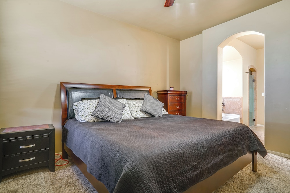 Pet-friendly Getaway w/ Mtn Views in Las Cruces!