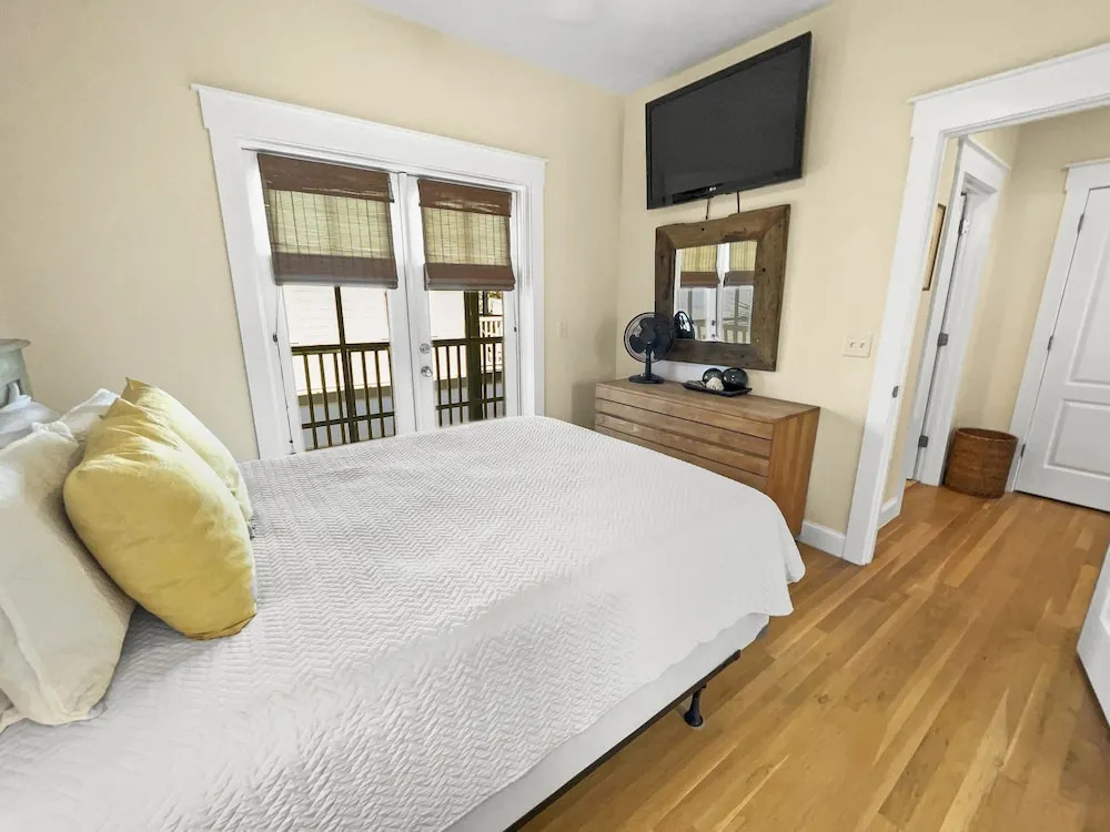 Mare E Sole 2 Bedroom Home by RedAwning