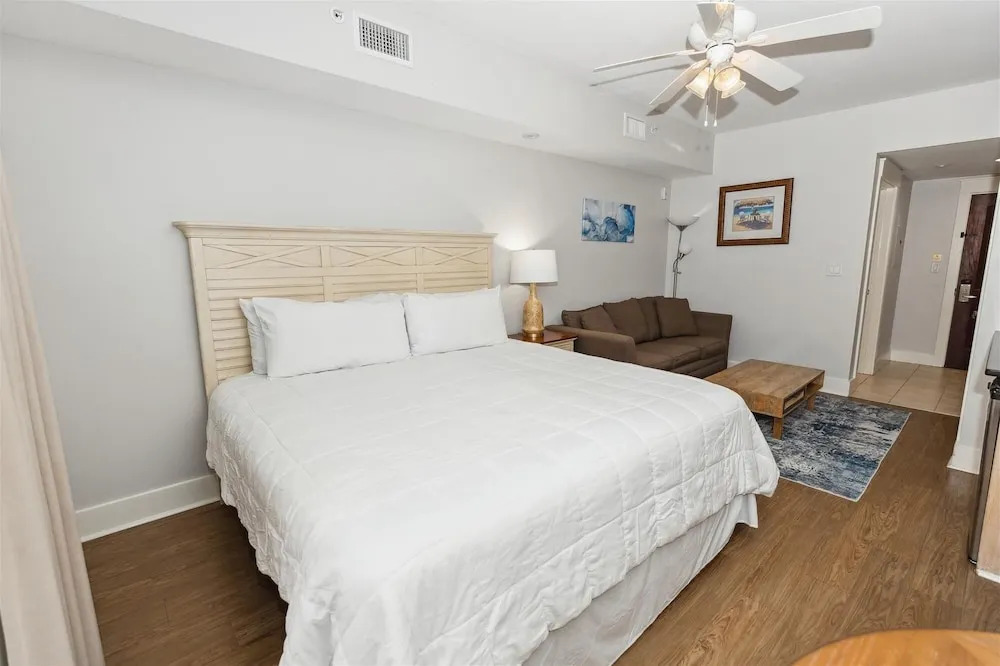 Pilot House 518 1 Bedroom Condo by RedAwning