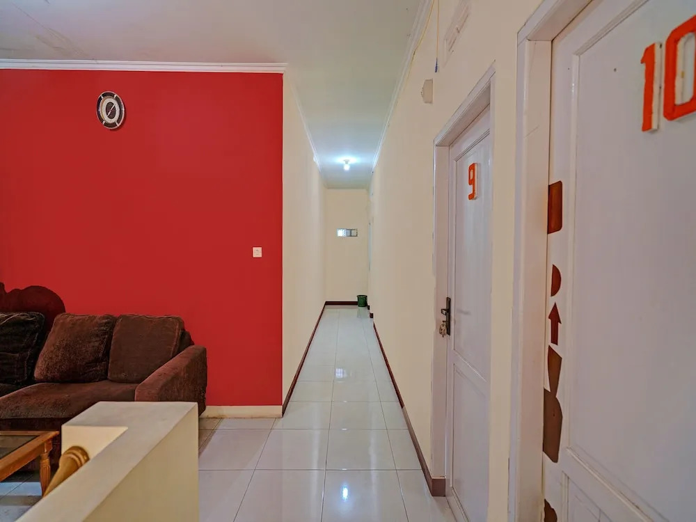 OYO Life 92546 Kost Merah Bojongsoang Syariah