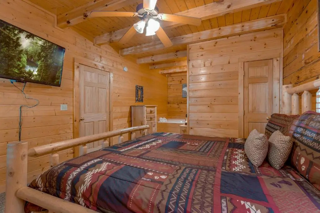 A Mountain Paradise, 2 Bedrooms, Sleeps 6, Pool Access, Hot Tub, Pool Table