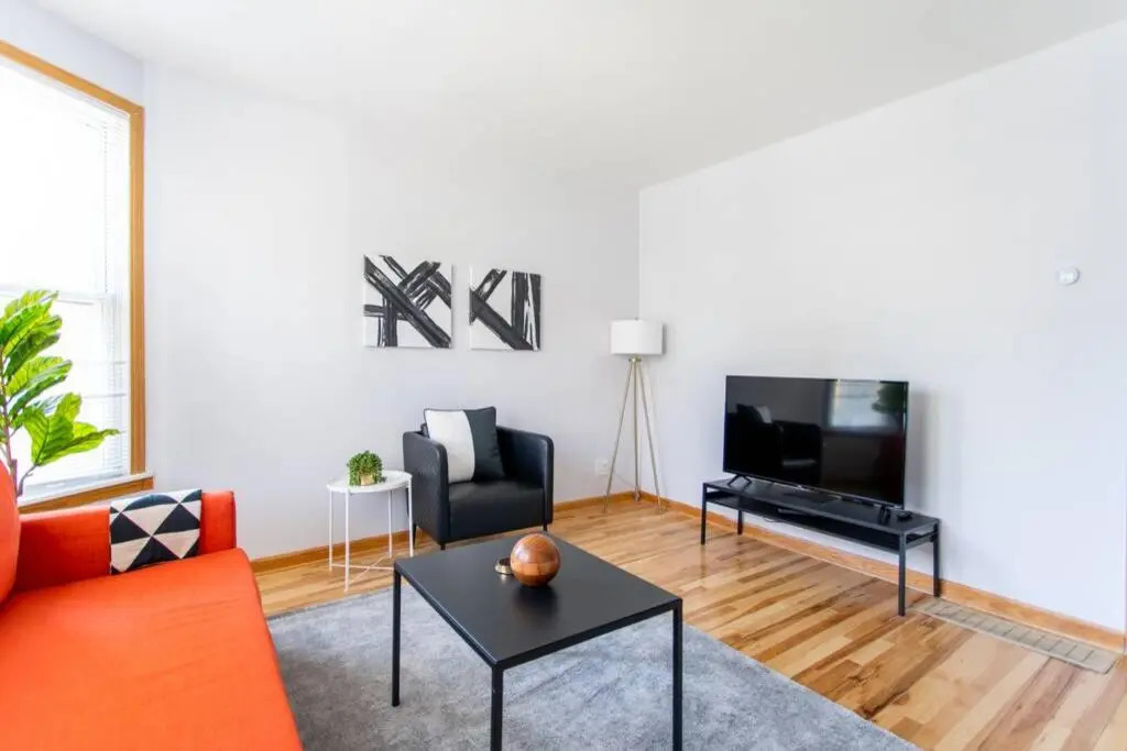 Hip and Trendy 2BR Apartment in Logan Square!