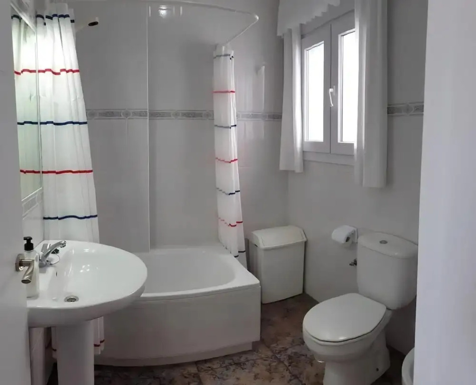 Apartamento con terraza cerca a la playa