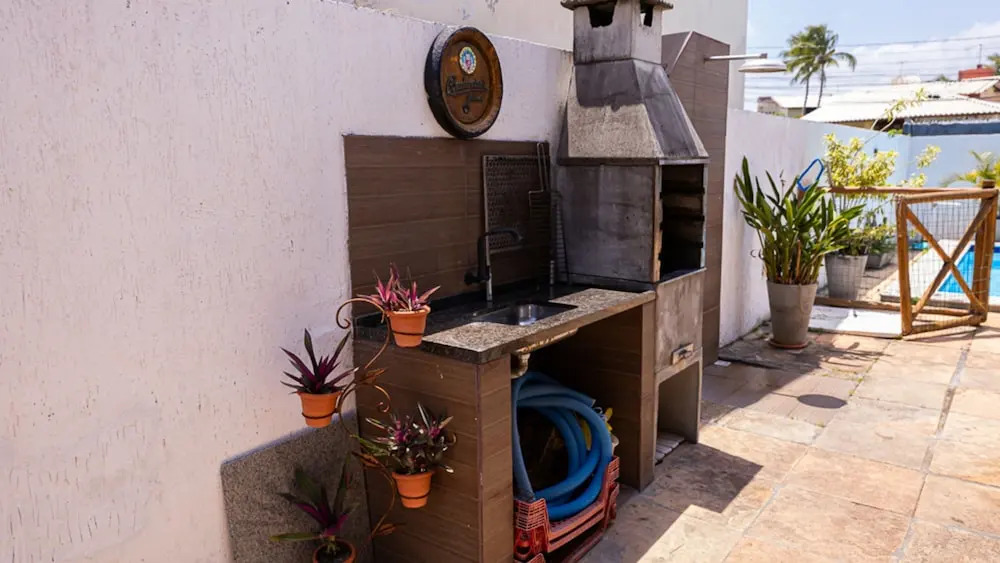 Casa com Wi-fi Piscina e Garagem a 550m da Praia